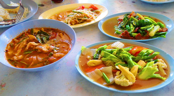 Aroon Rai ofrece delicioso curry en Chiang Mai Aroon Rai ofrece delicioso curry en Chiang Mai
