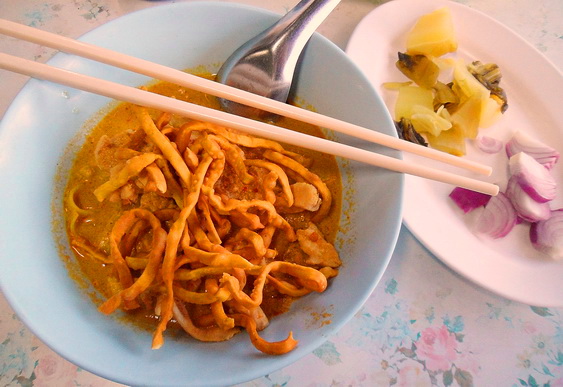 Aroon Rai ofrece delicioso curry en Chiang Mai