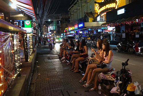 Vida nocturna y chicas tailandesas en Bangkok.