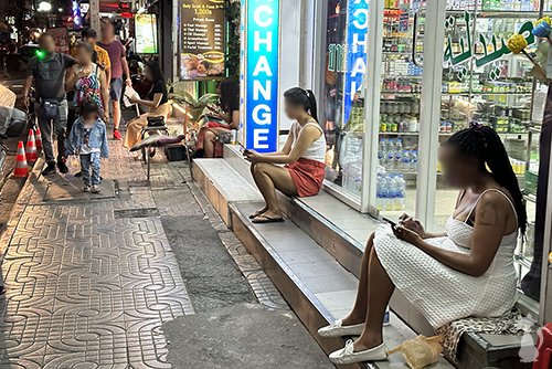 Vida nocturna y chicas tailandesas en Bangkok.