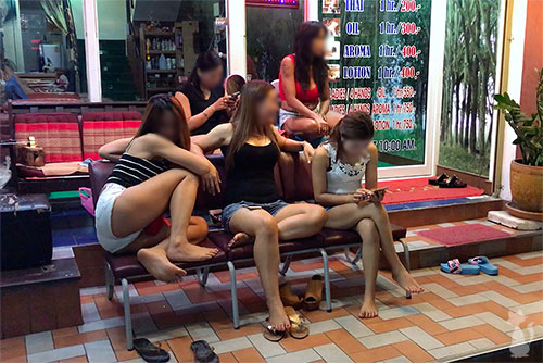 Travieso Ladyboy Masaje en Pattaya (Paja/Mamada)