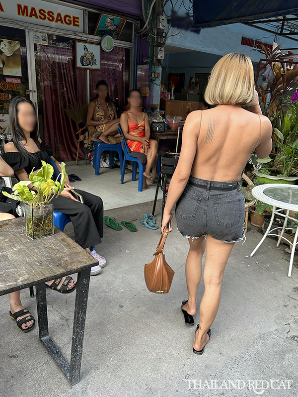 Travieso Ladyboy Masaje en Pattaya (Paja/Mamada)