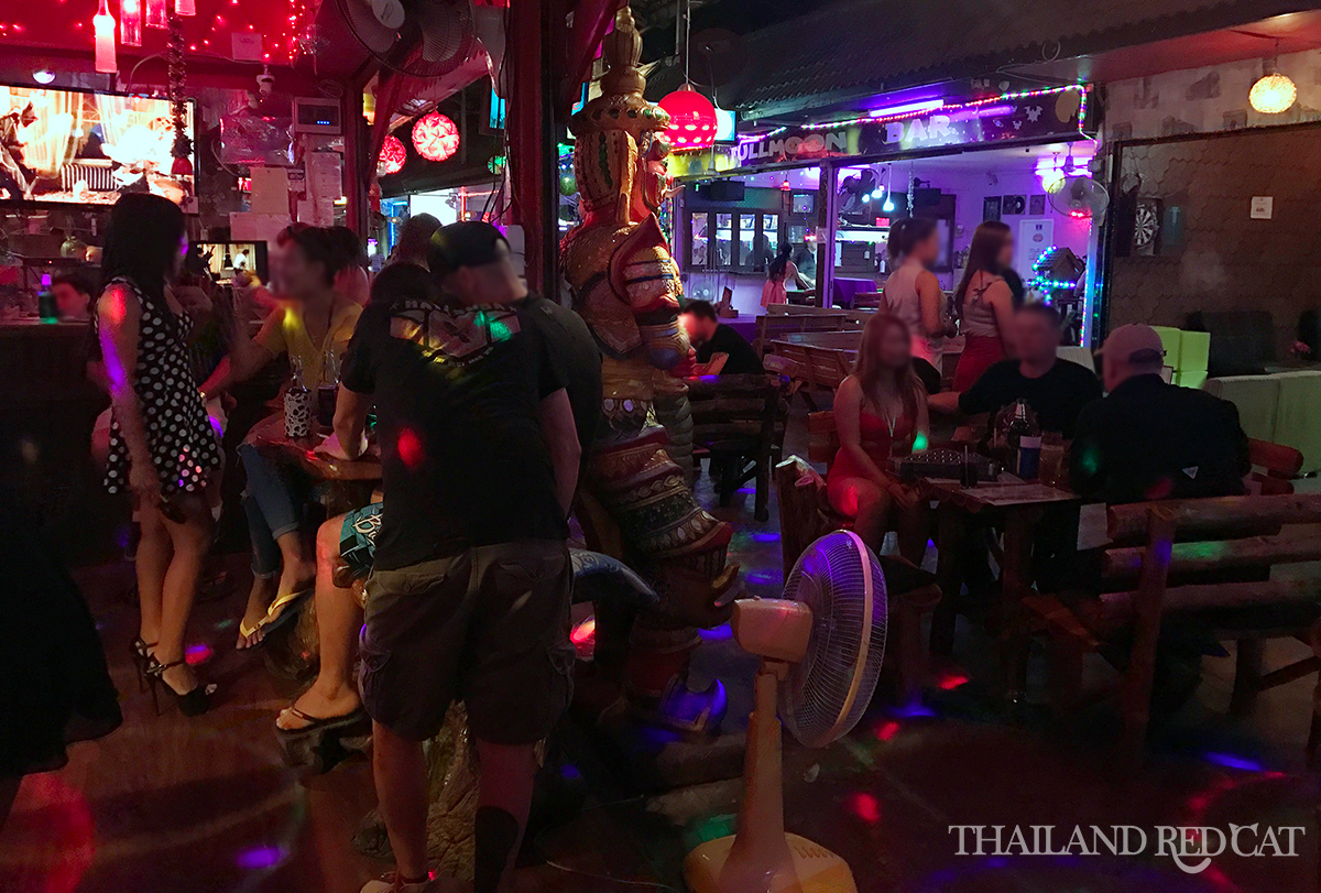 Bares femeninos y chicas de bar en Chiang Mai.