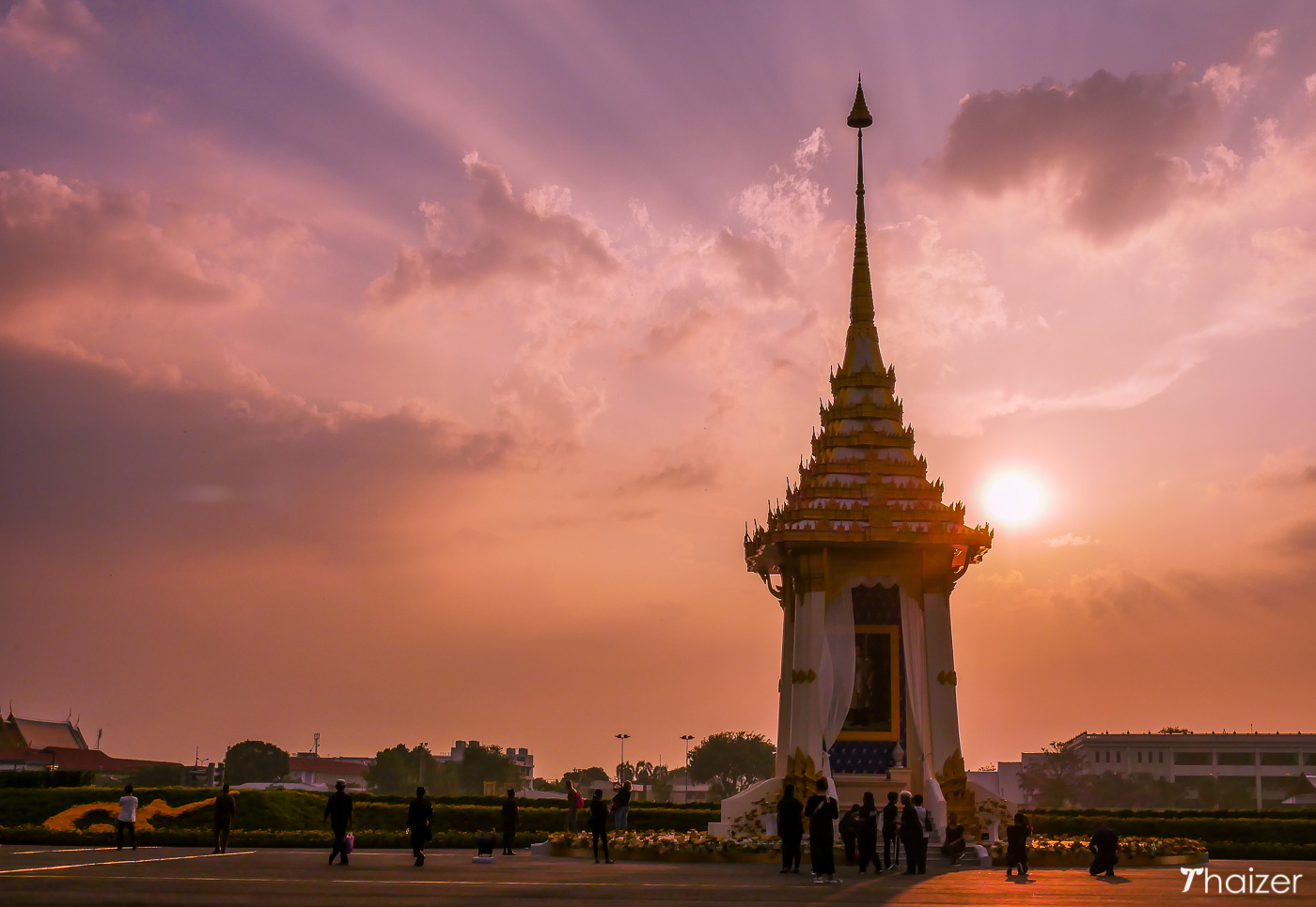 Tailandia da el último adiós a su padre real