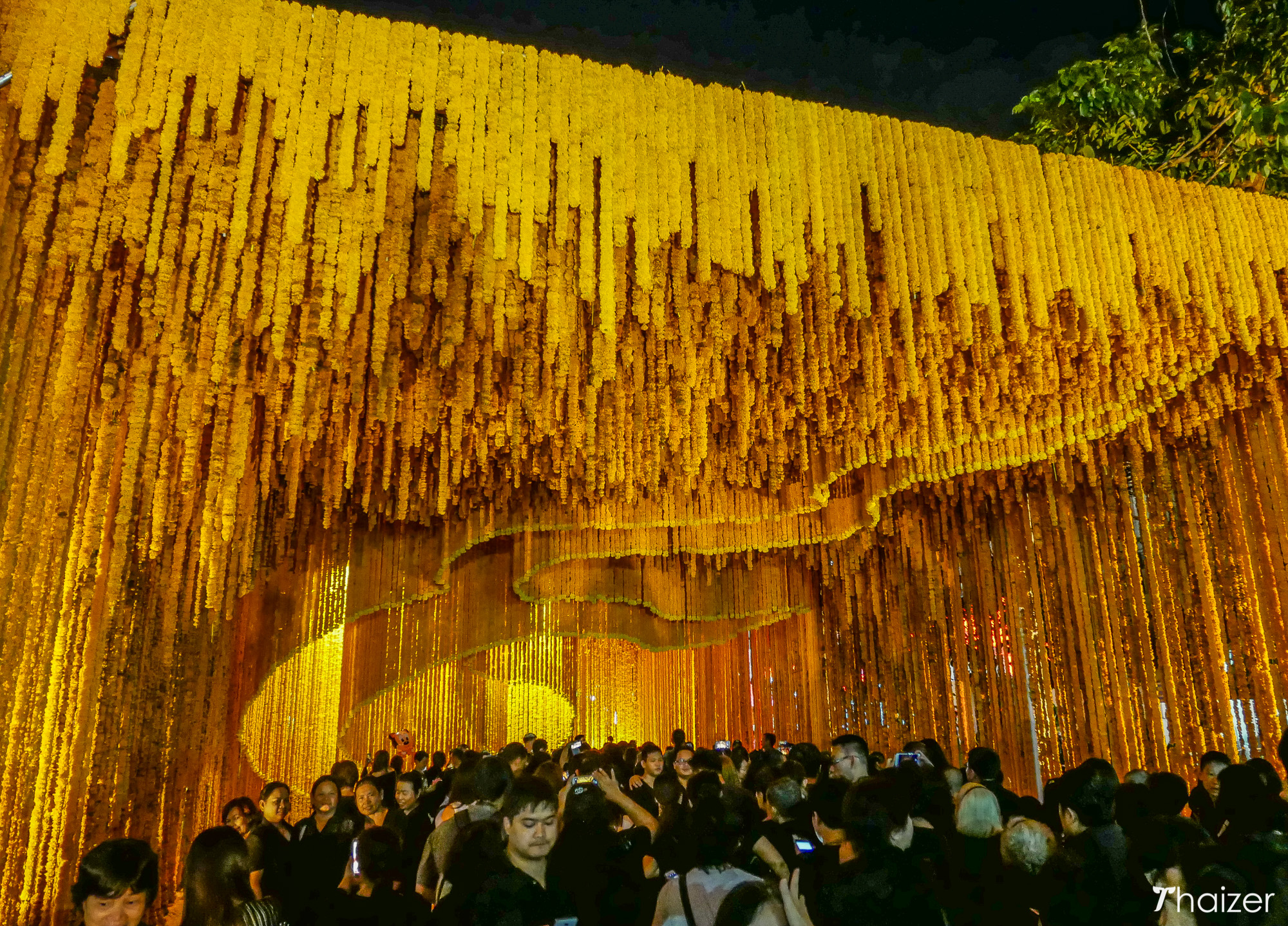 Tailandia da el último adiós a su padre real