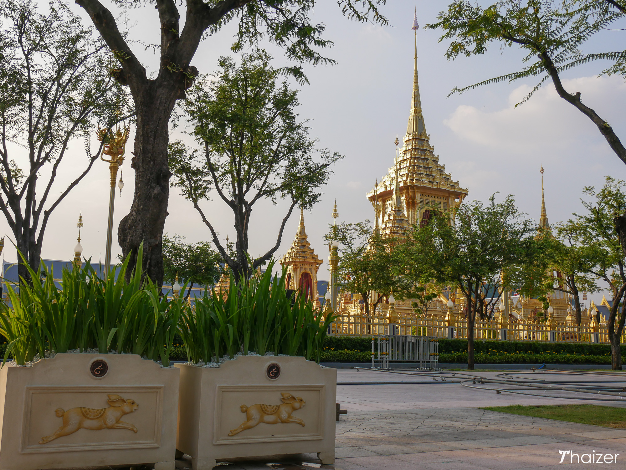 Tailandia da el último adiós a su padre real