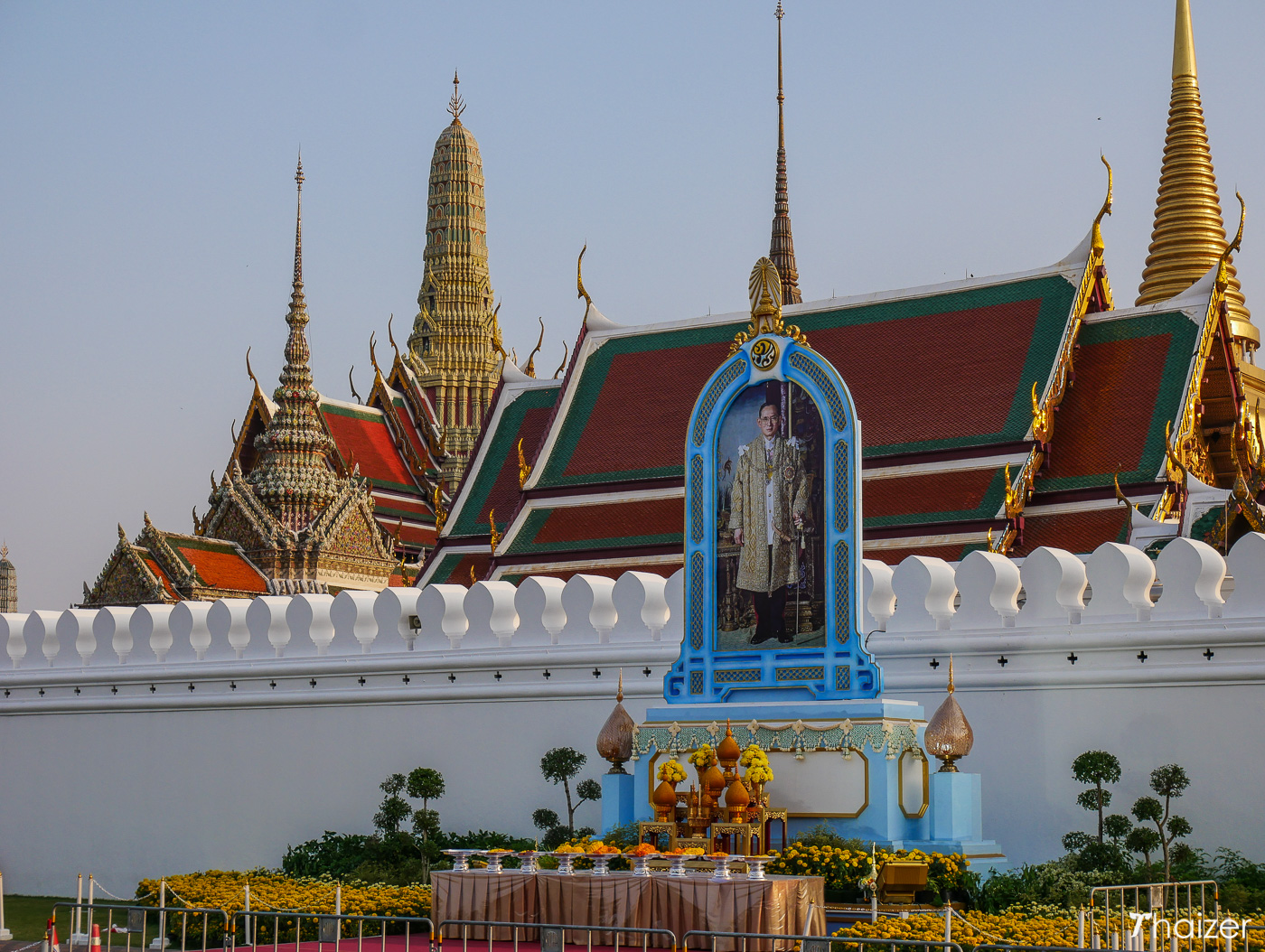 Tailandia da el último adiós a su padre real