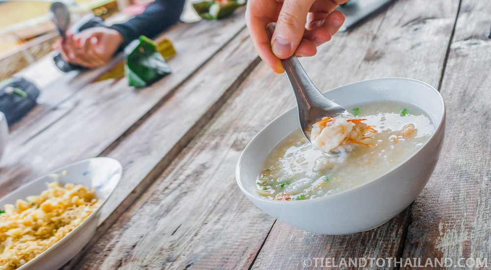 Un desayuno tradicional tailandés en una casa de familia en Chumphon Un desayuno tradicional tailandés en una casa de familia en Chumphon