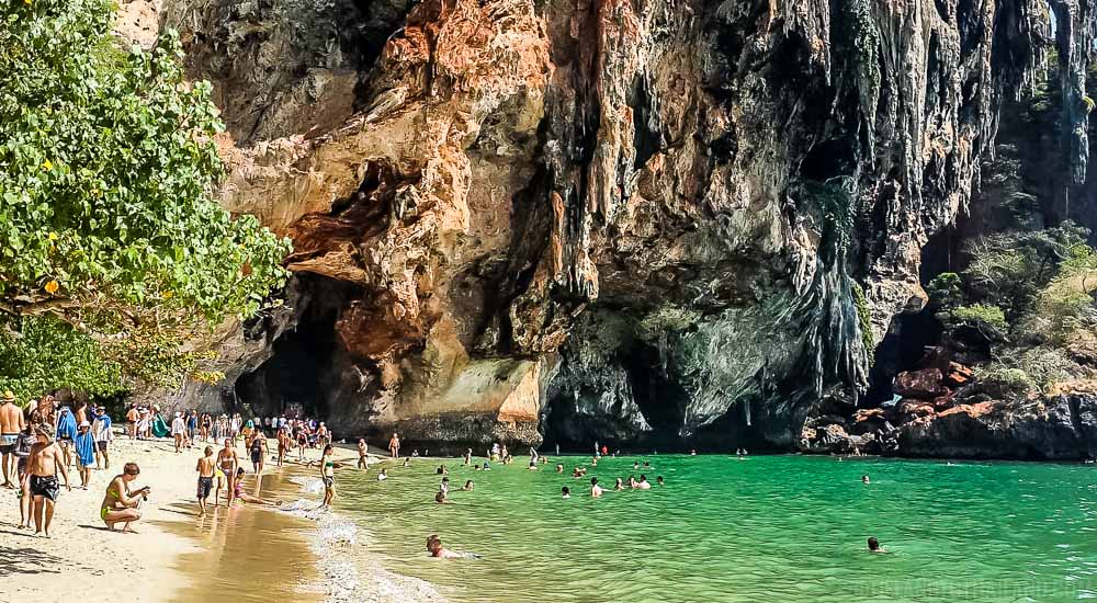 De isla en isla en el mar de Andamán en Tailandia