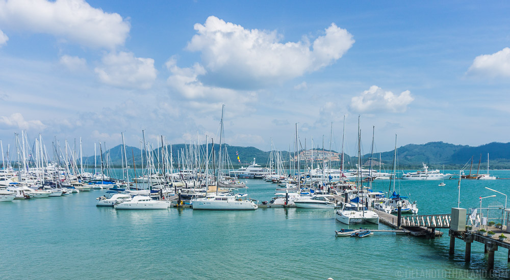 De isla en isla en el mar de Andamán en Tailandia
