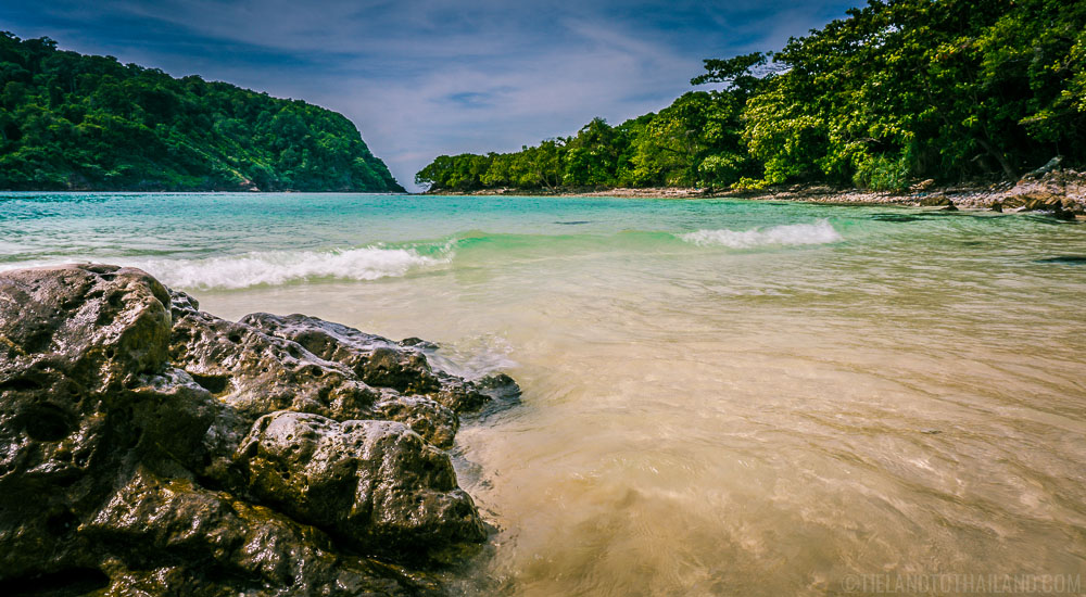 De isla en isla en el mar de Andamán en Tailandia