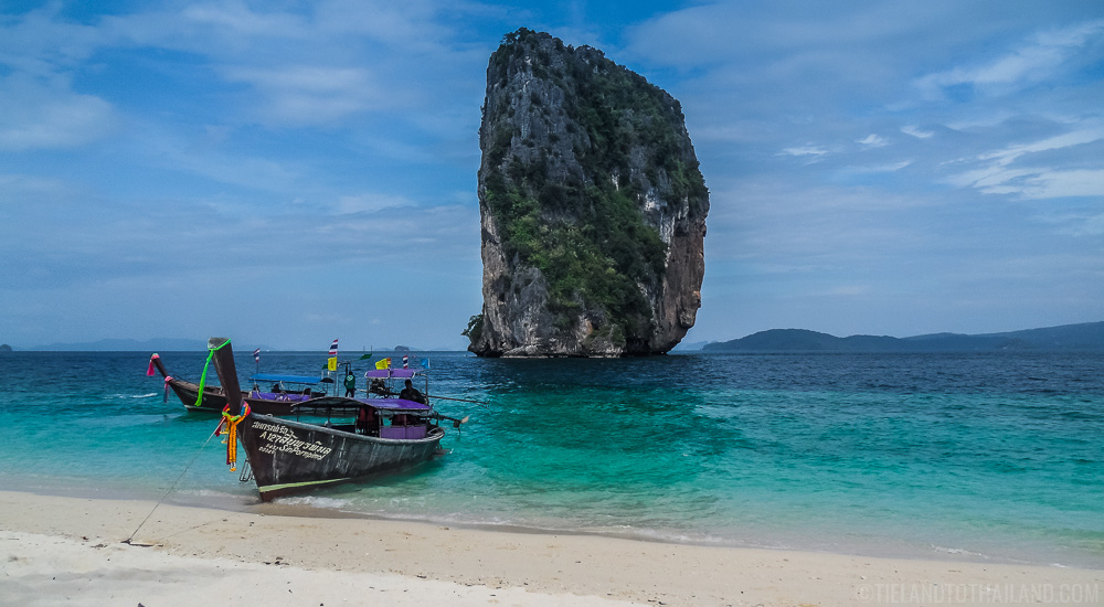 De isla en isla en el mar de Andamán en Tailandia