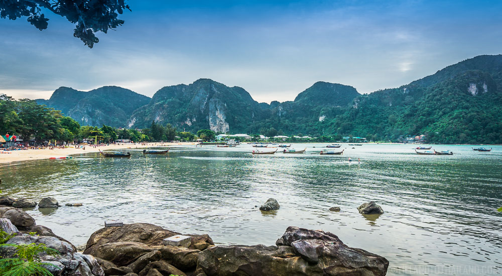 De isla en isla en el mar de Andamán en Tailandia