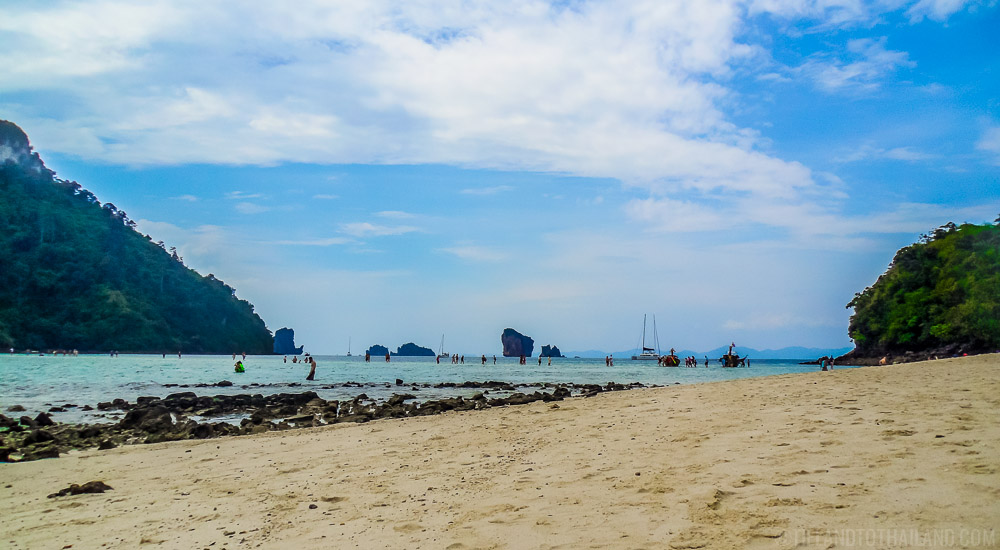 De isla en isla en el mar de Andamán en Tailandia