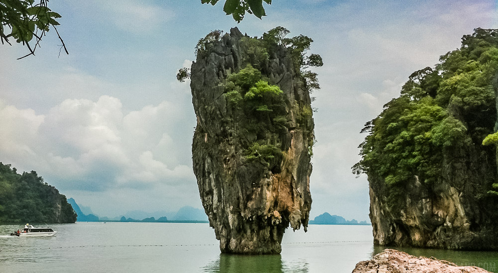 De isla en isla en el mar de Andamán en Tailandia