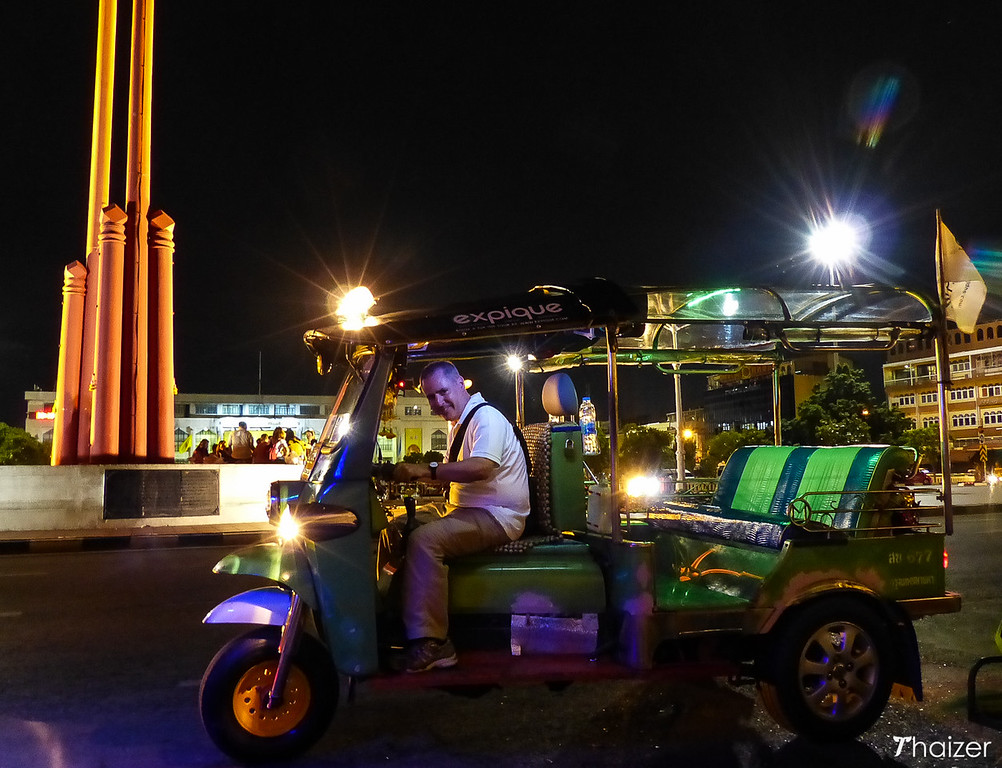 Tour en tuk tuk por las luces nocturnas de Bangkok Tour en tuk tuk por las luces nocturnas de Bangkok