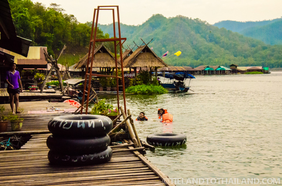 Casas flotantes en la presa Mae Ngat Casas flotantes en la presa Mae Ngat