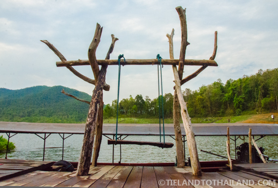 Casas flotantes en la presa Mae Ngat Casas flotantes en la presa Mae Ngat