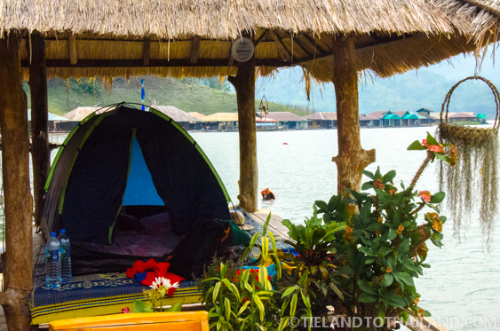 Casas flotantes en la presa Mae Ngat Casas flotantes en la presa Mae Ngat