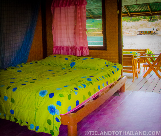 Casas flotantes en la presa Mae Ngat Casas flotantes en la presa Mae Ngat