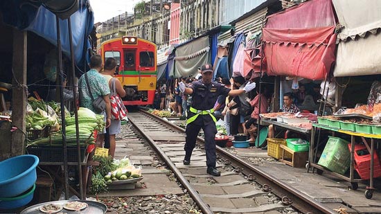 Visita al mercado ferroviario de Maeklong (que pone en peligro la vida)