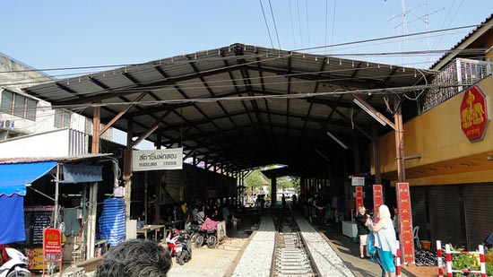 Visita al mercado ferroviario de Maeklong (que pone en peligro la vida)