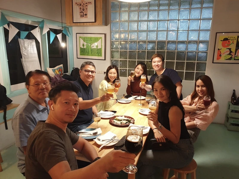 Vida nocturna en Ekkamai: ¿Dónde comer, beber y salir de fiesta?