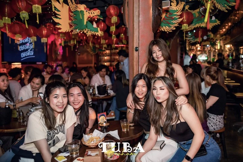 Vida nocturna en Ekkamai: ¿Dónde comer, beber y salir de fiesta?