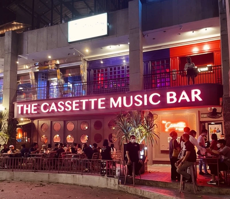 Vida nocturna en Ekkamai: ¿Dónde comer, beber y salir de fiesta?