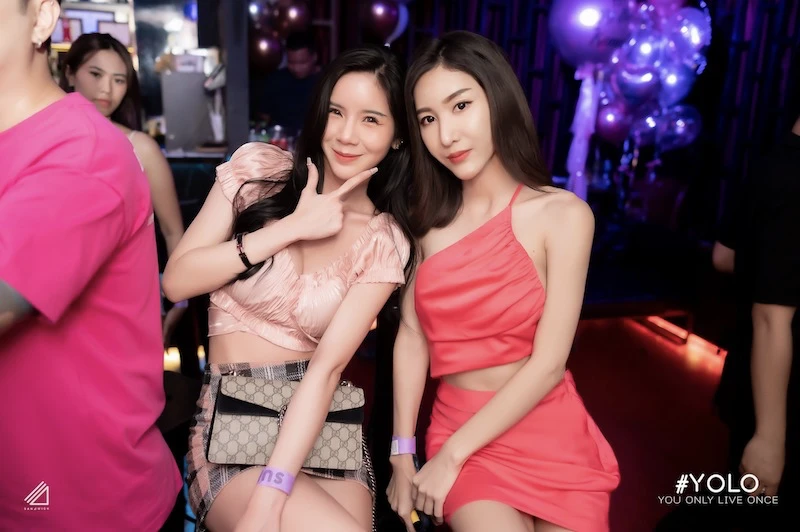 Vida nocturna en Ekkamai: ¿Dónde comer, beber y salir de fiesta?