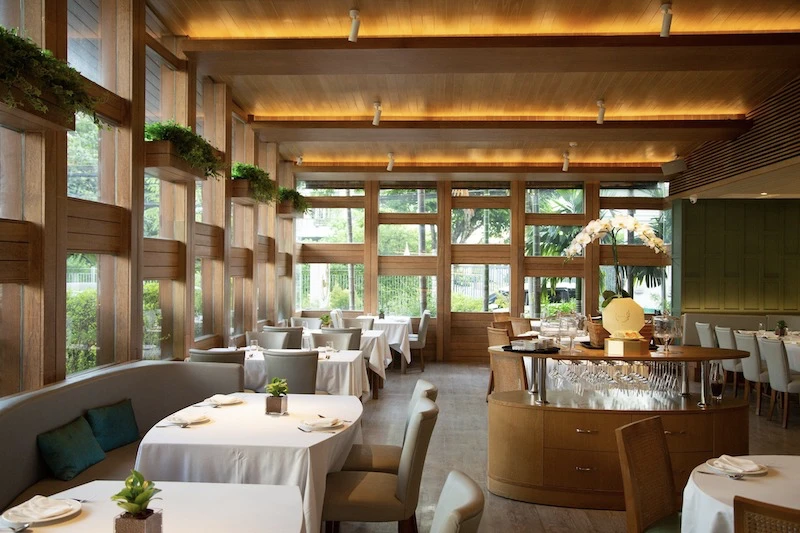 Vida nocturna en Ekkamai: ¿Dónde comer, beber y salir de fiesta?