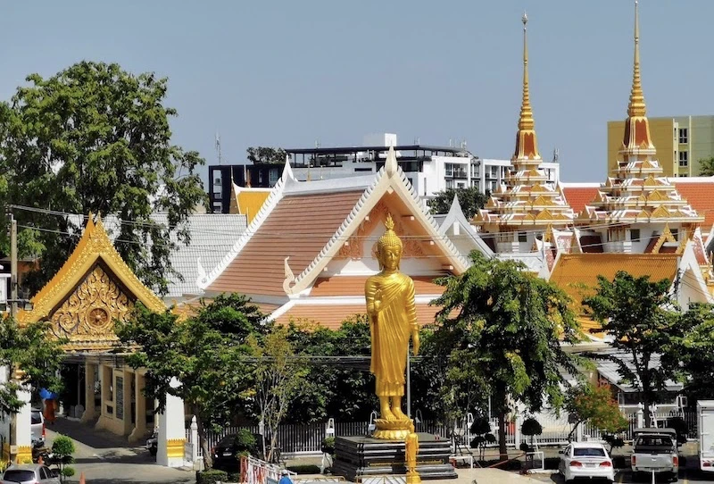 Vida nocturna en Ekkamai: ¿Dónde comer, beber y salir de fiesta?