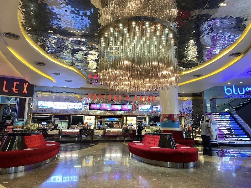 Vida nocturna en Ekkamai: ¿Dónde comer, beber y salir de fiesta?