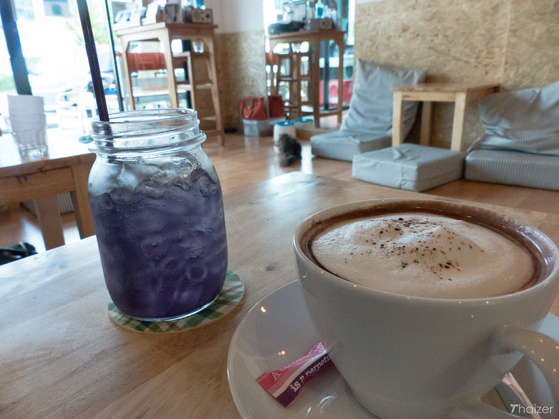 Encuentros cercanos con animales peludos en Catmosphere Cat Cafe, Chiang Mai