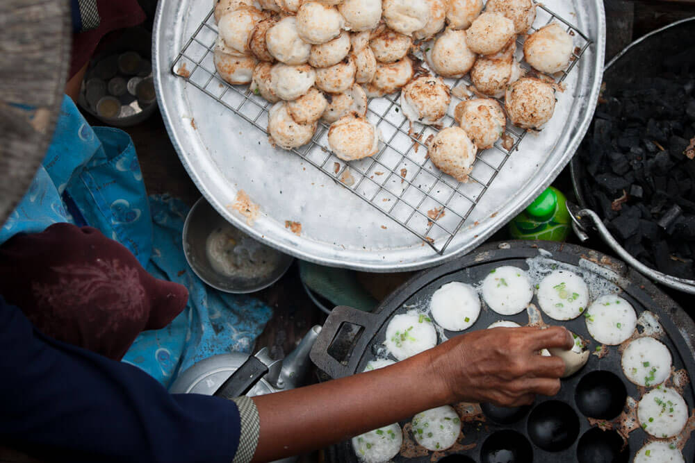 25 deliciosos bocadillos callejeros tailandeses: guía para comer con los dedos