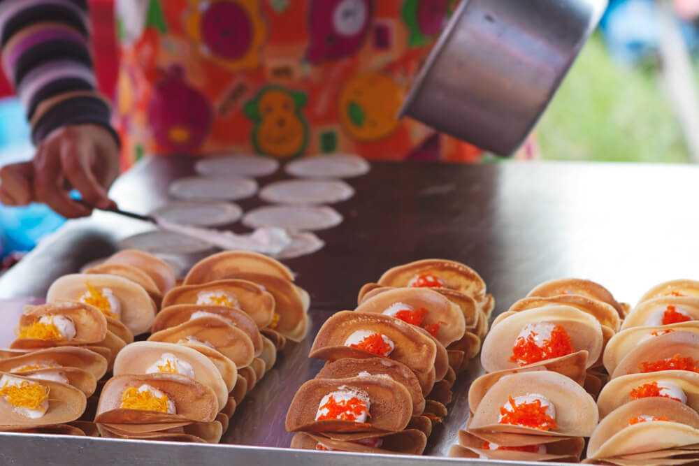 25 deliciosos bocadillos callejeros tailandeses: guía para comer con los dedos