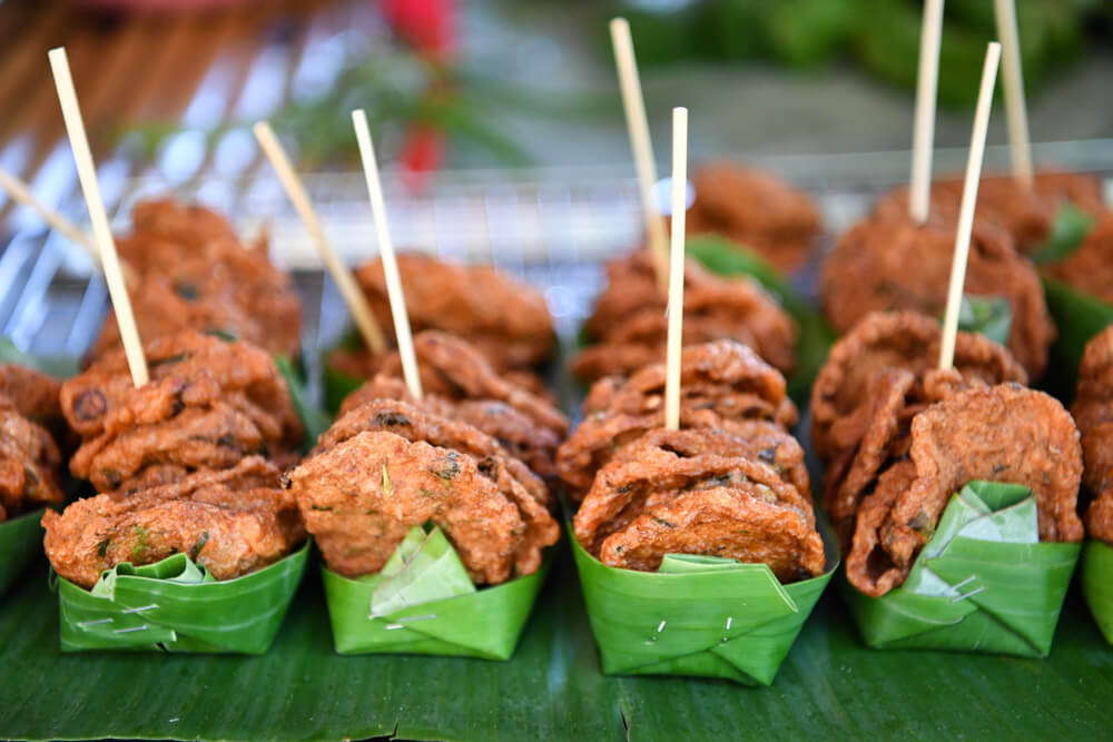 25 deliciosos bocadillos callejeros tailandeses: guía para comer con los dedos