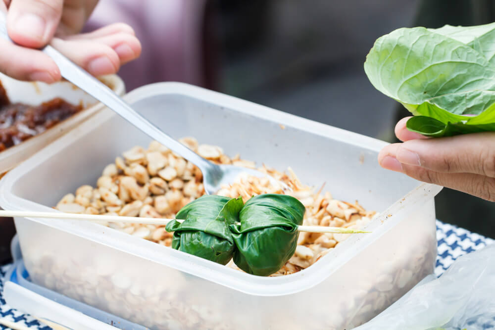 25 deliciosos bocadillos callejeros tailandeses: guía para comer con los dedos