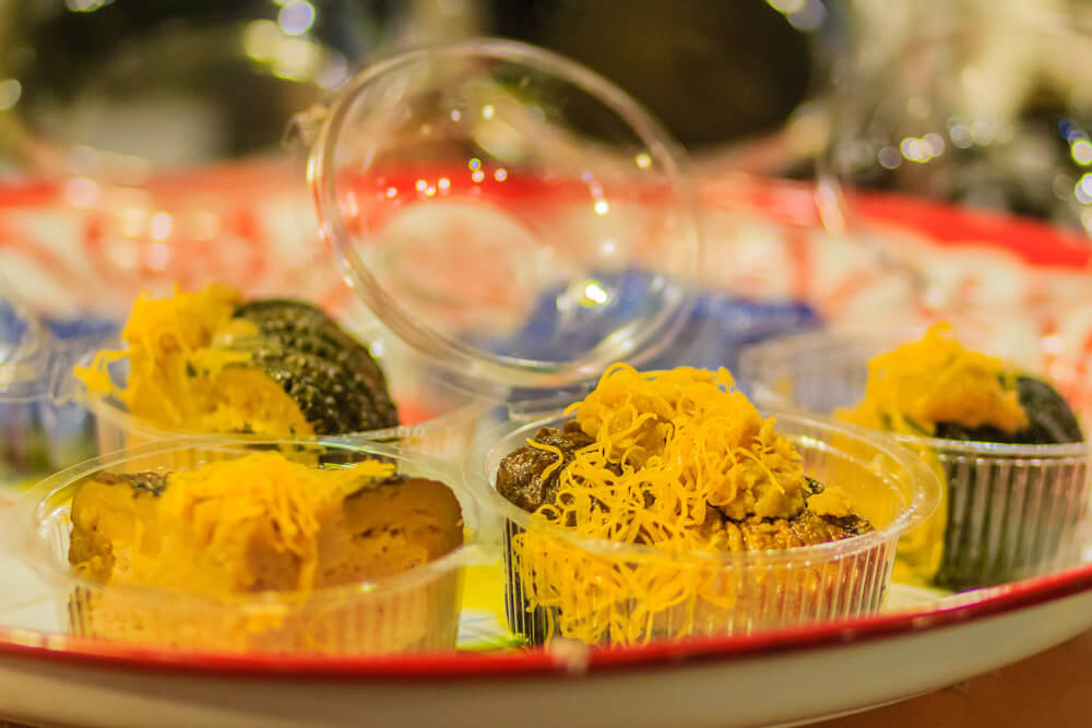 25 deliciosos bocadillos callejeros tailandeses: guía para comer con los dedos