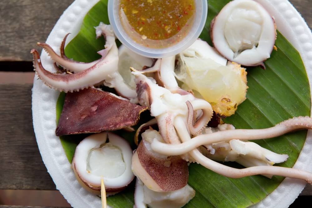 25 deliciosos bocadillos callejeros tailandeses: guía para comer con los dedos