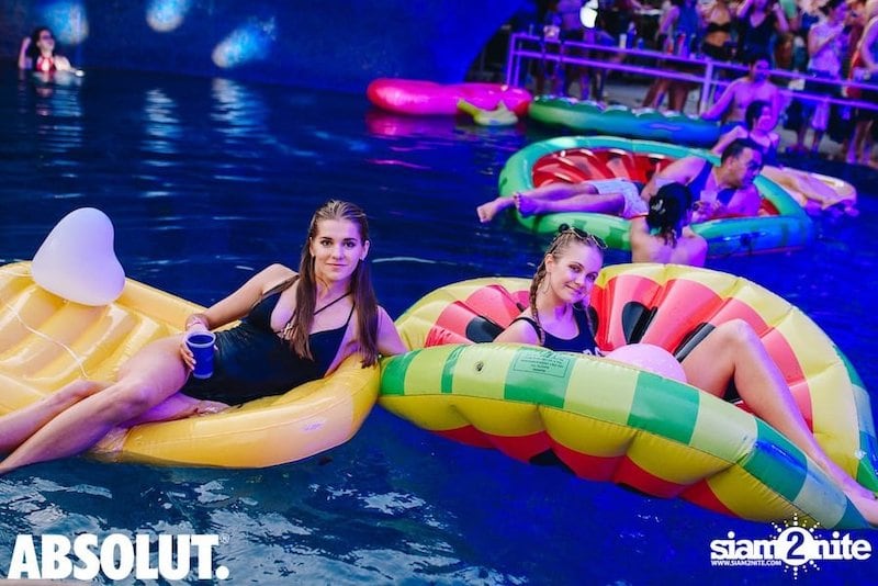 Fiesta en la piscina W en W Bangkok