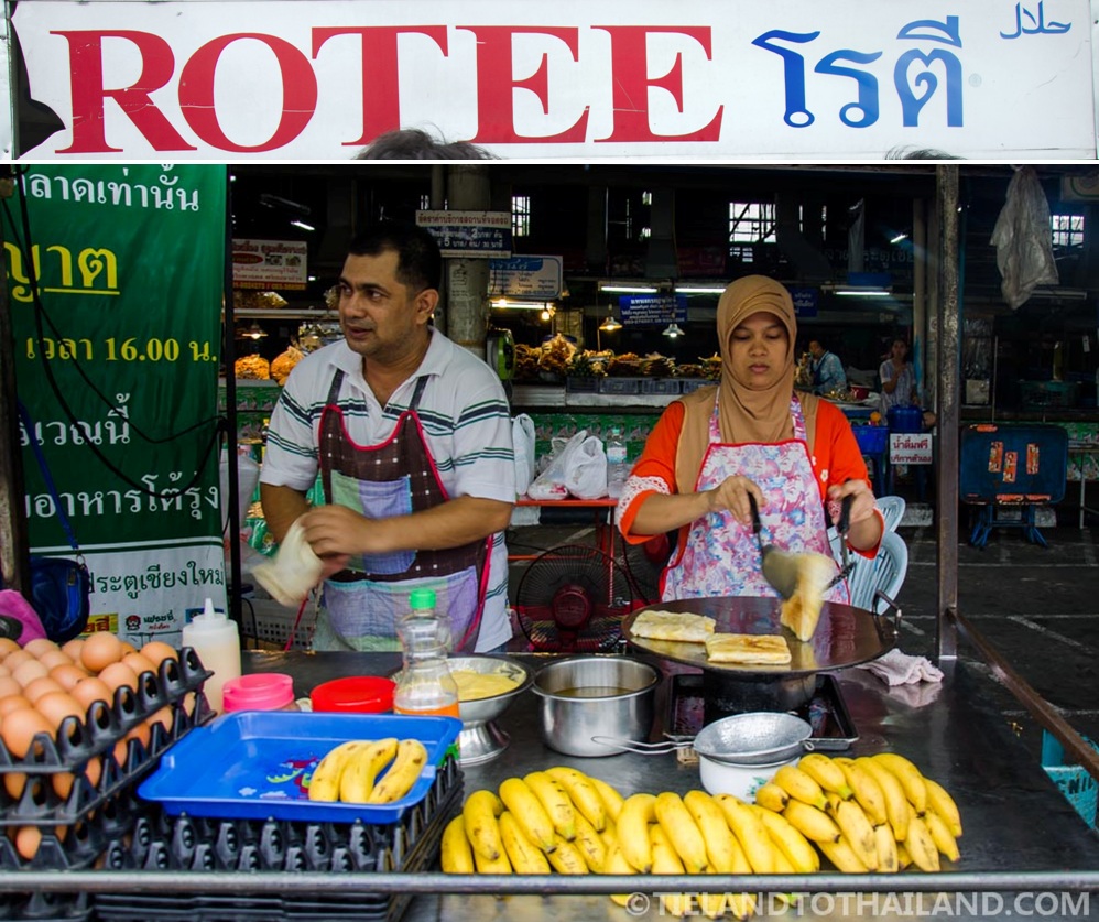 Comida barata en los puestos de comida de la puerta de Chiang Mai.