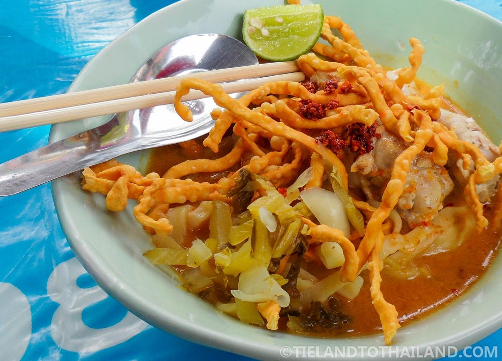 Comida barata en los puestos de comida de la puerta de Chiang Mai.