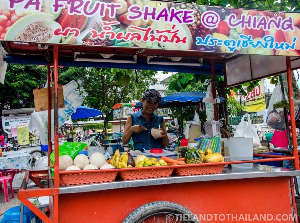 Comida barata en los puestos de comida de la puerta de Chiang Mai.