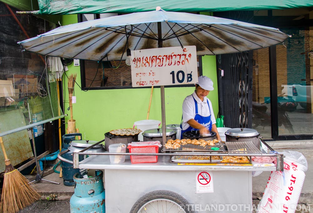 Comida barata en los puestos de comida de la puerta de Chiang Mai.