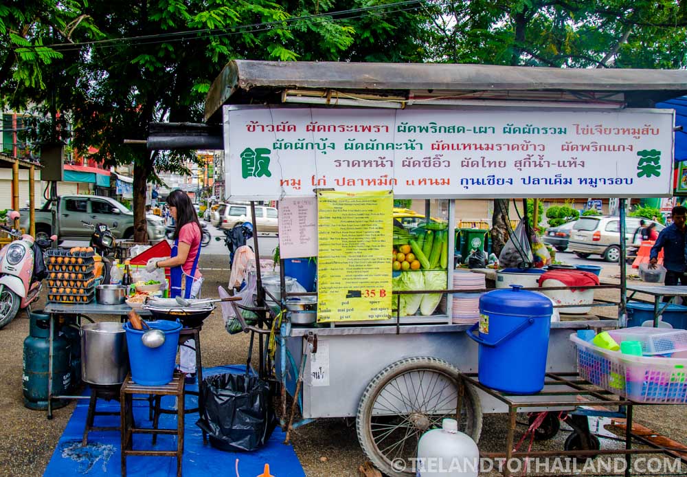 Comida barata en los puestos de comida de la puerta de Chiang Mai.