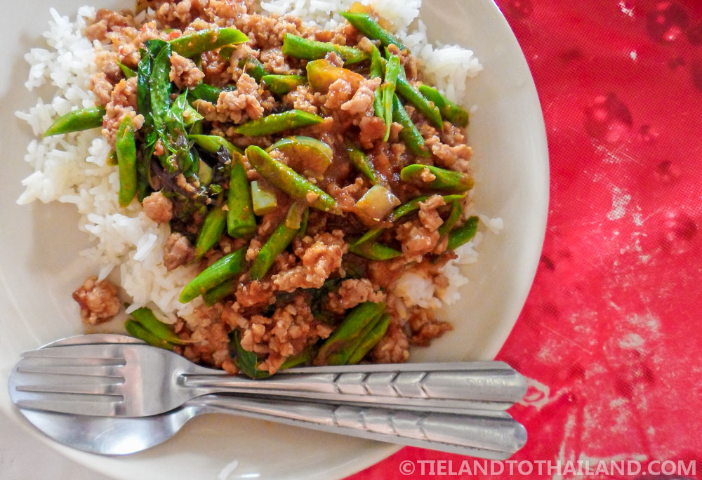 Comida barata en los puestos de comida de la puerta de Chiang Mai.