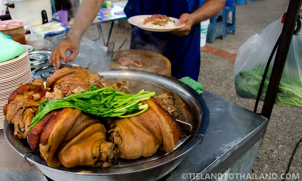 Comida barata en los puestos de comida de la puerta de Chiang Mai.