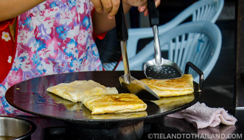 Comida barata en los puestos de comida de la puerta de Chiang Mai.