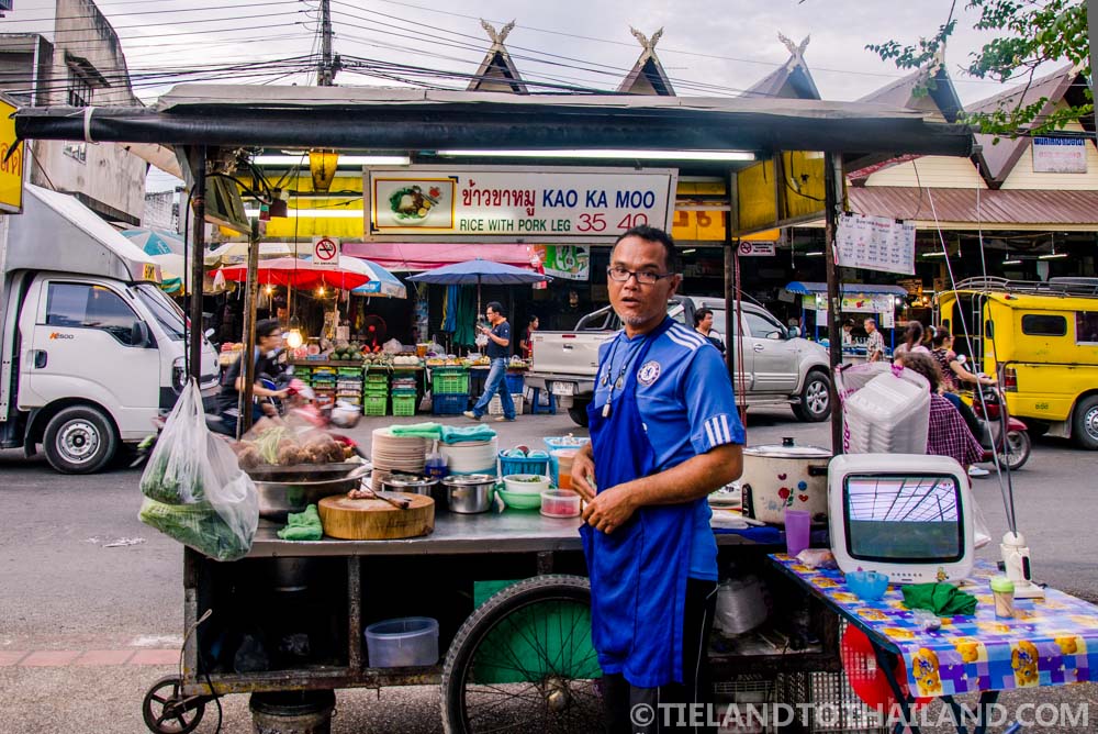 Comida barata en los puestos de comida de la puerta de Chiang Mai.